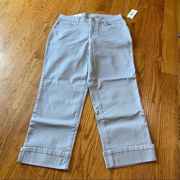 NWT woman’s mid rise curvy fit capri size 8 - Picture 1 of 7